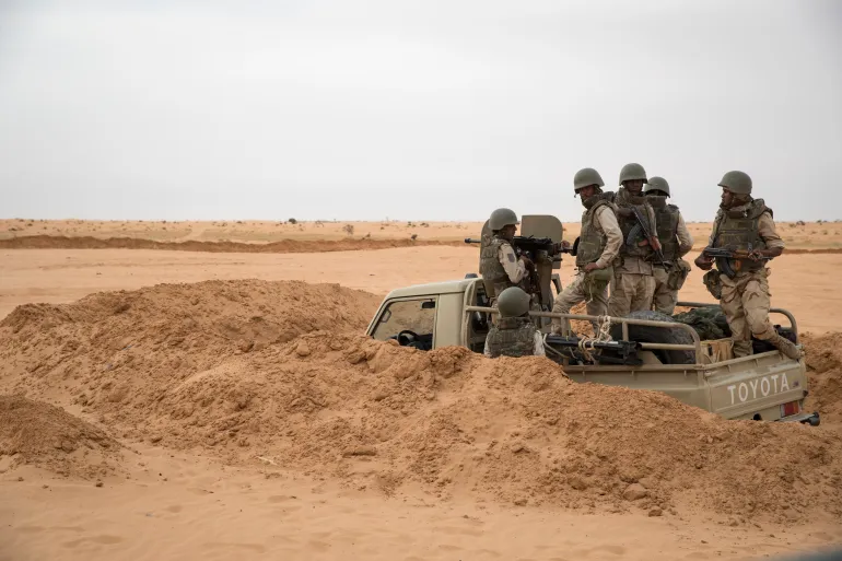 مصادر.. الجيش يوقف عصابة مسلحة نفذت سطوًا على شحنة ذهب قرب ازويرات