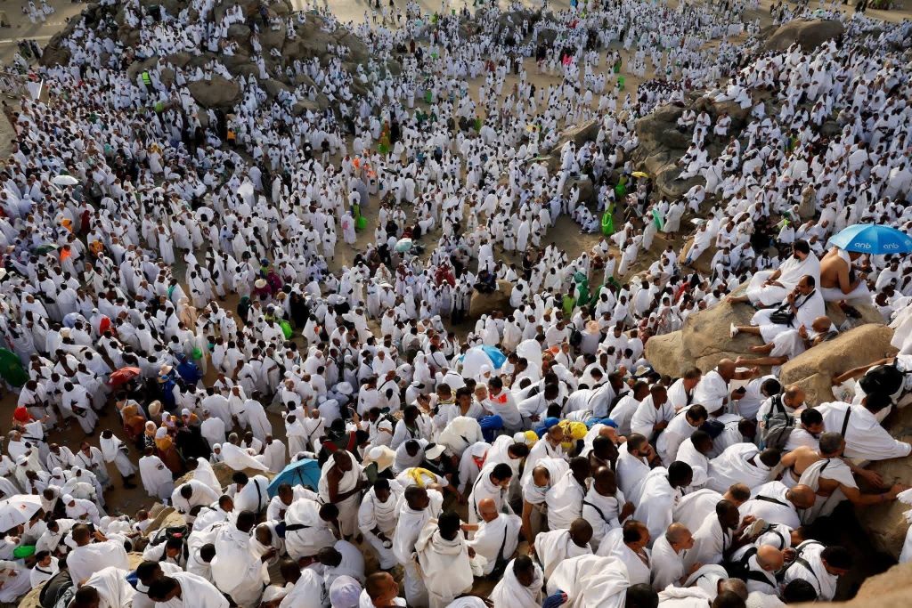الحجاج يتوافدون إلى عرفات لأداء الركن الأعظم