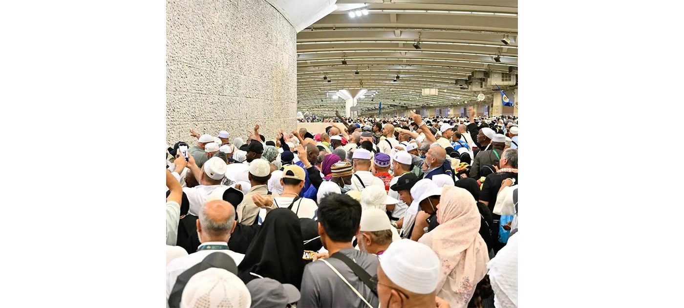الحجاج يواصلون رمي الجمرات في ثاني أيام التشريق بمشعر منى