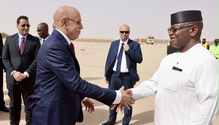 الرئيس السيراليوني يؤدي زيارة عمل إلى نواكشوط ويجري مباحثات مع نظيره الموريتاني