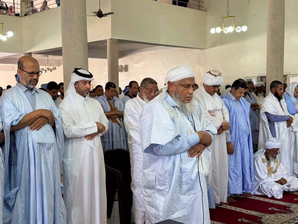 ولد الددو يؤم صلاة الغائب في نواكشوط على أمير قطر السابق