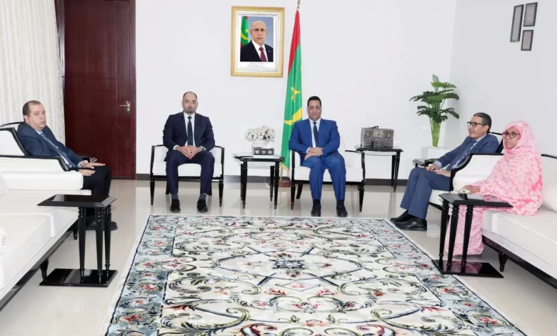 ولد اجاي يبحث مع السفير الجزائري تعزيز التعاون بين البلدين