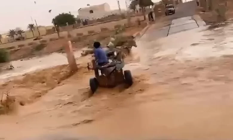 السيول تحاصر عربة وسط تجكجة وإنقاذ سائقها