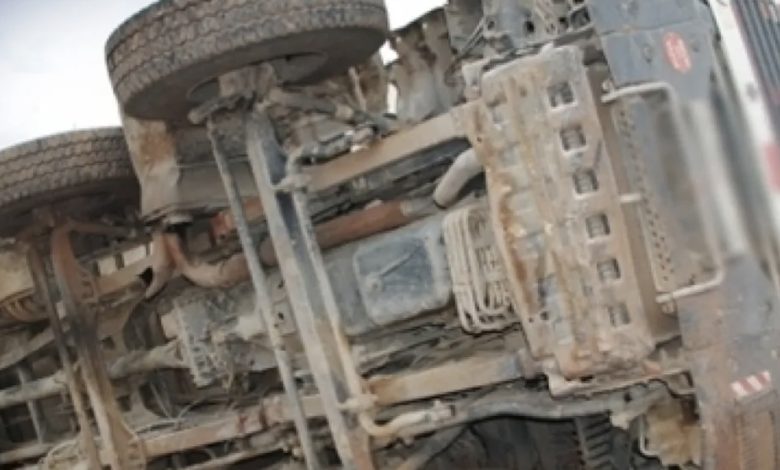 وفاة شخص وإصابة آخر في انقلاب شاحنة قرب بولنوار